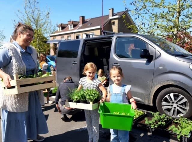 ouderactiviteit plantenverkoop GO! de Leefschool Oosterzele